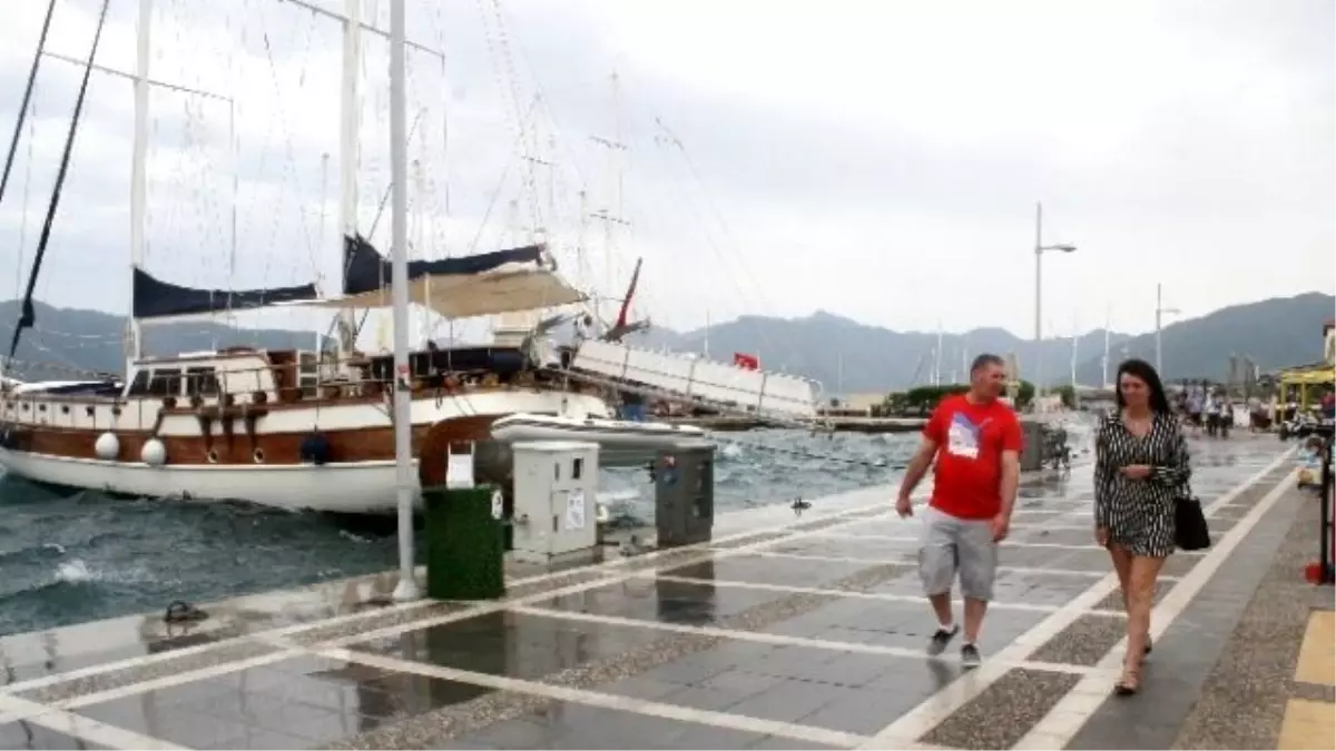 Marmaris\'te Lodos Hayatı Olumsuz Etkiledi