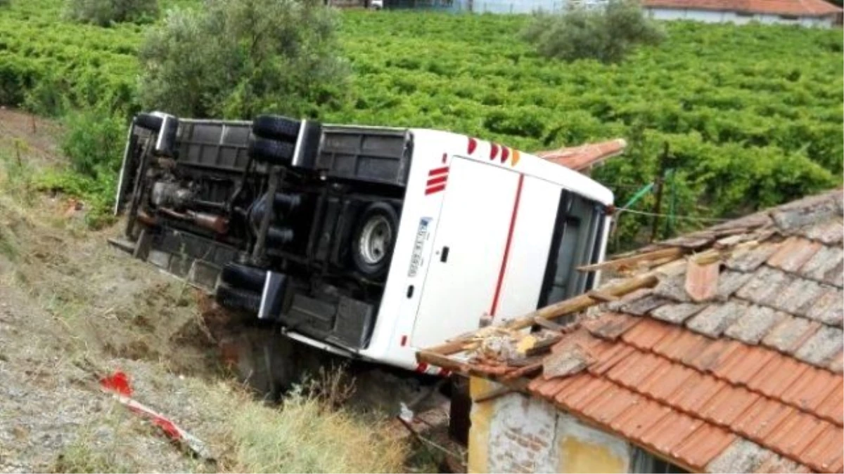 Öğrenci Servisi Kaza Yaptı,26 Yaralı