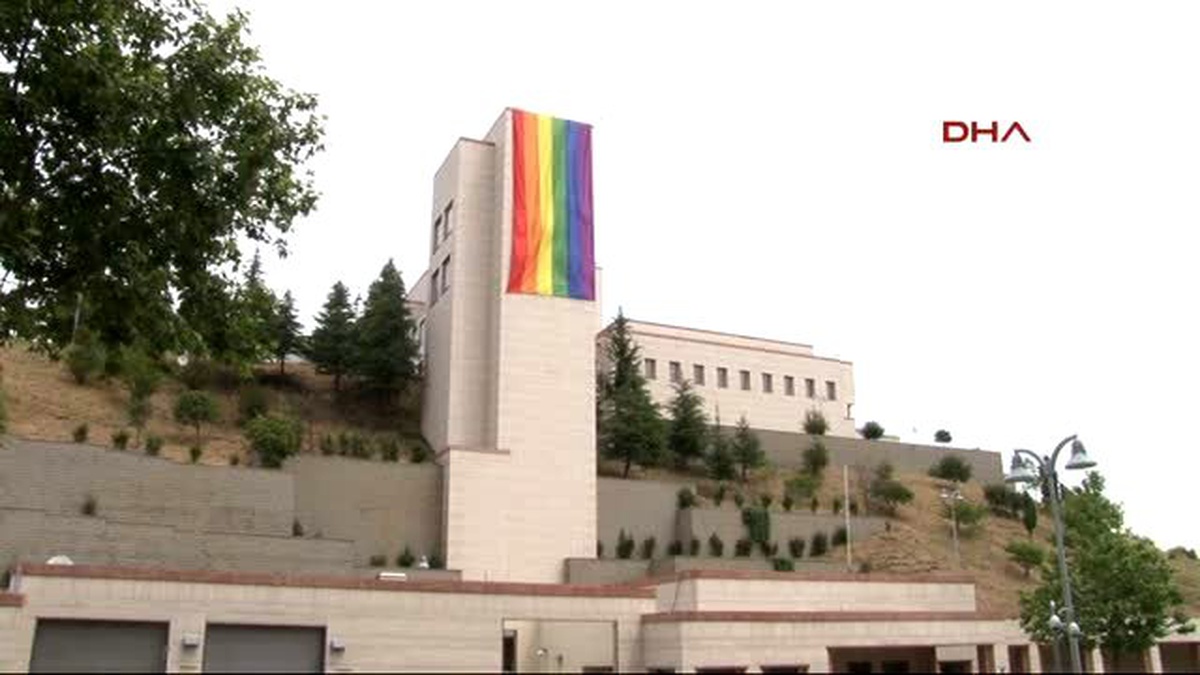 Orlando Saldırısında Ölenlerin Anısına ABD Başkonsolosluk Binasına "Gökkuşağı Bayrağı" Asıldı