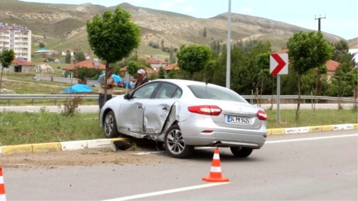 Otomobil ile Traktör Kavşakta Çarpıştı