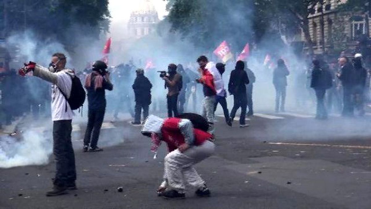 Paris'te Polis Eylemcilere Biber Gazı ve Tazyikli Su ile Müdahale Etti