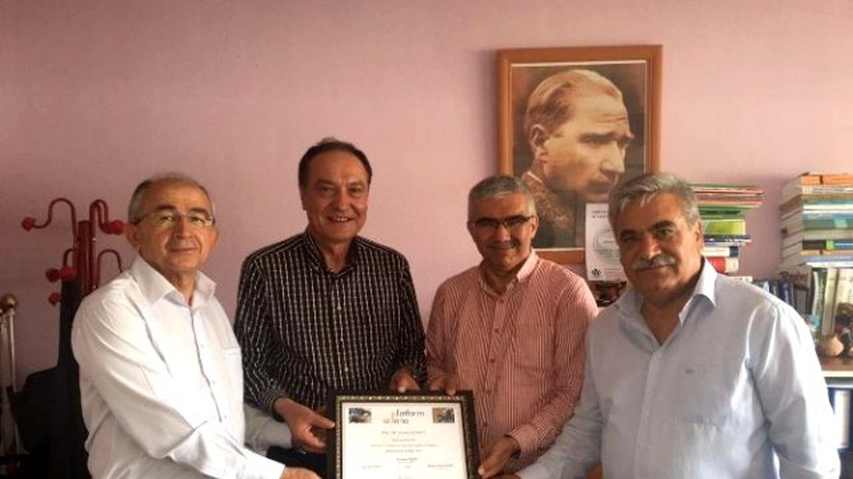 Saimbeyli Mavisi"Ni Dünyaya Tanıtan Prof. Cebeci\'ye Platform Adana\'dan Plaket