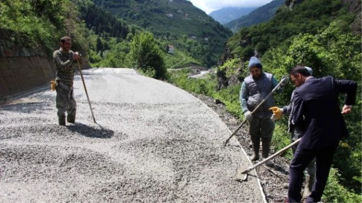 Trabzon\'un En Büyük Yol Ağına Sahip İlçesi Maçka\'da Yol Betonlama Çalışmaları Sürüyor