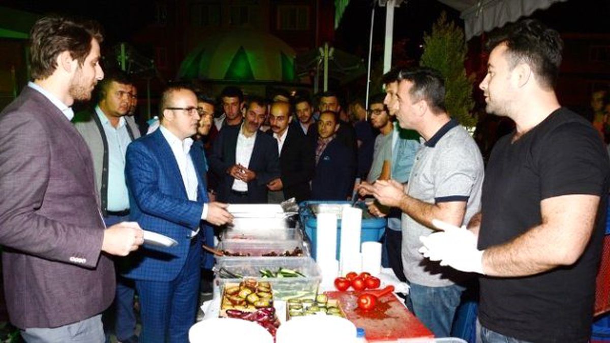 Turan, Gençlerle Sahur Yaptı