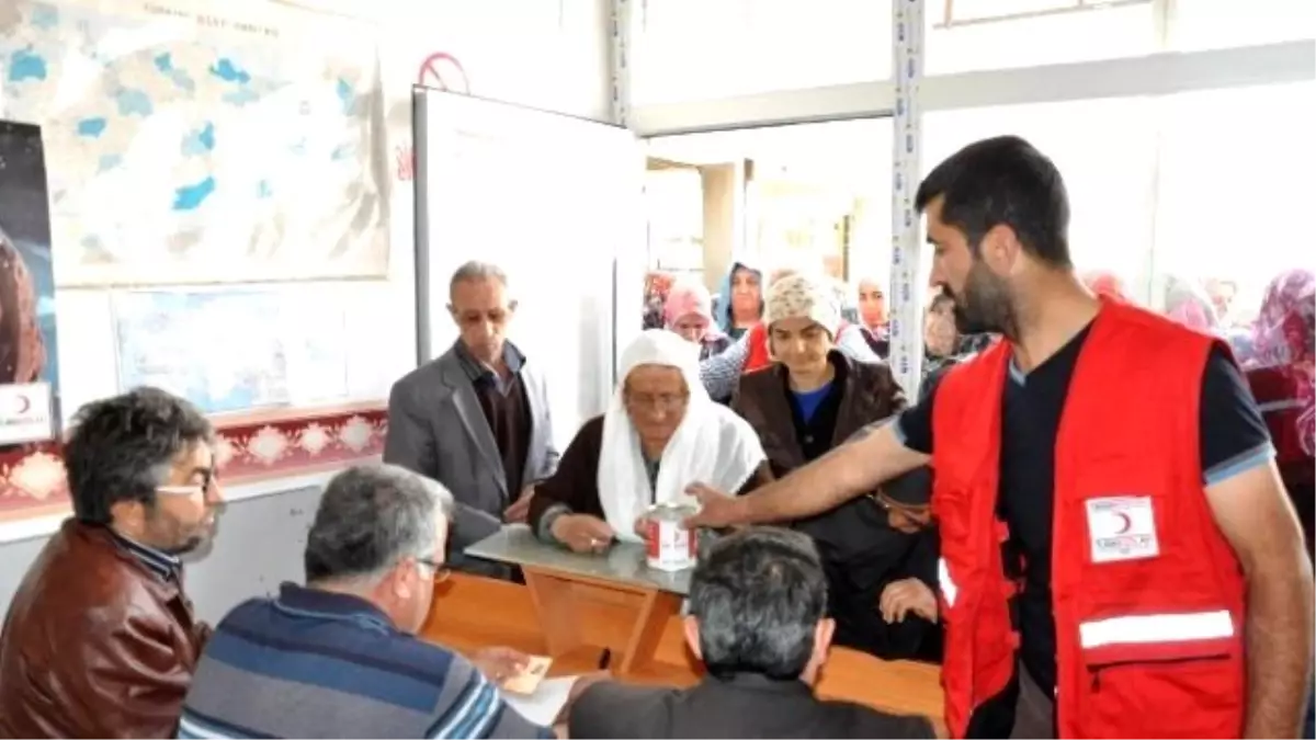 Türk Kızılayı Sorgun Şubesi Kavurma ve Giyecek Dağıttı