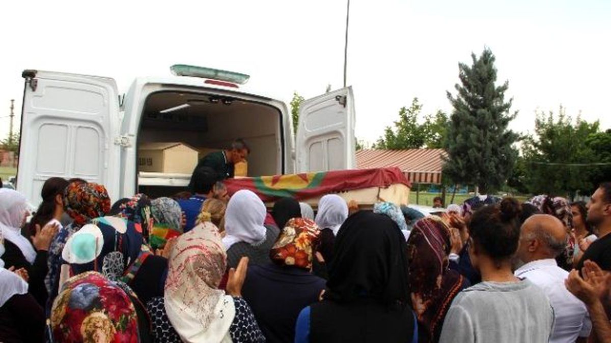 6'sı Polis 12 Kişiyi Şehit Eden Teröristin Cenazesini HDP'liler Taşıdı