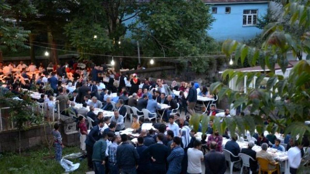AK Parti Bitlis İl Teşkilatı İftar Çadırı Kurdu