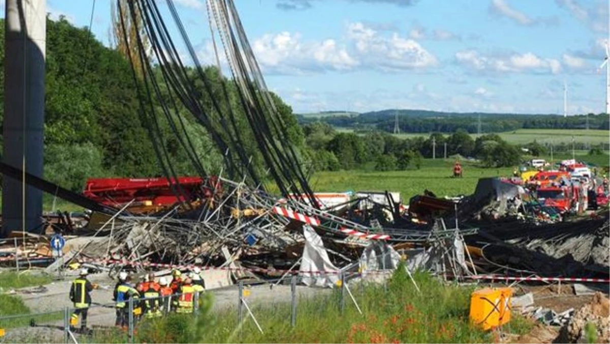 Almanya\'da Köprü Çöktü: 2 Kişi Öldü