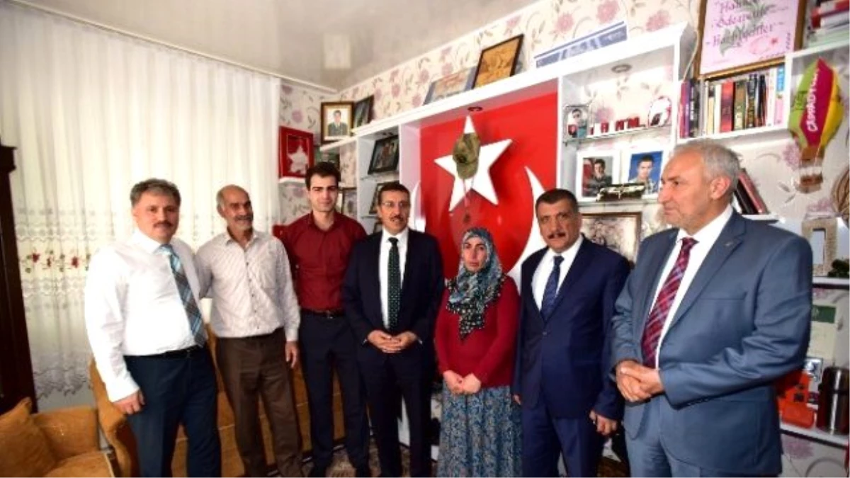 Bakan Tüfenkci, Şehit Ailelerini Ziyaret Etti