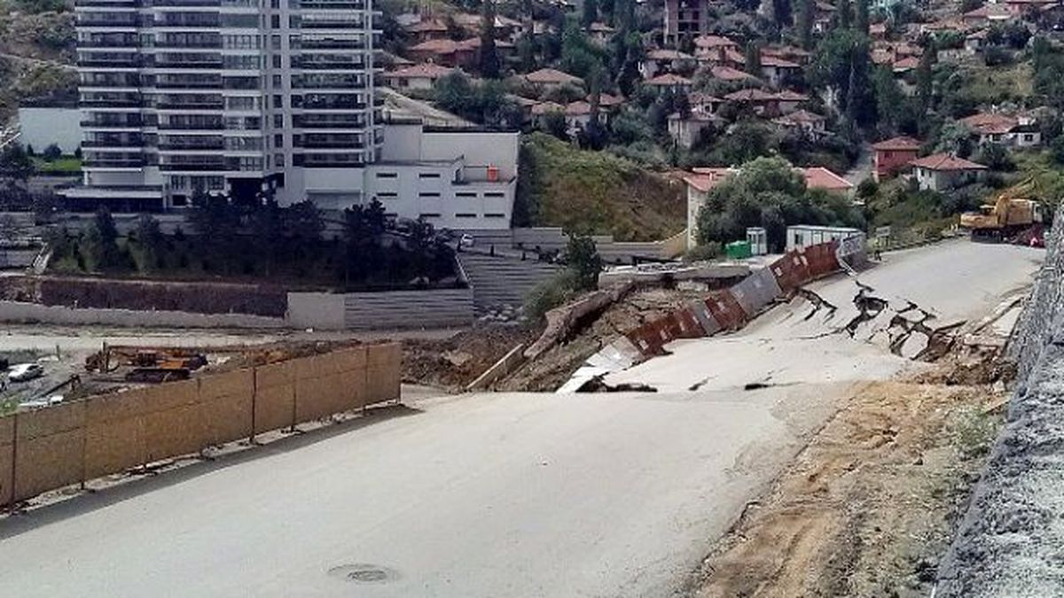 Başkent\'te Çöken Yol Trafiğe Kapatıldı