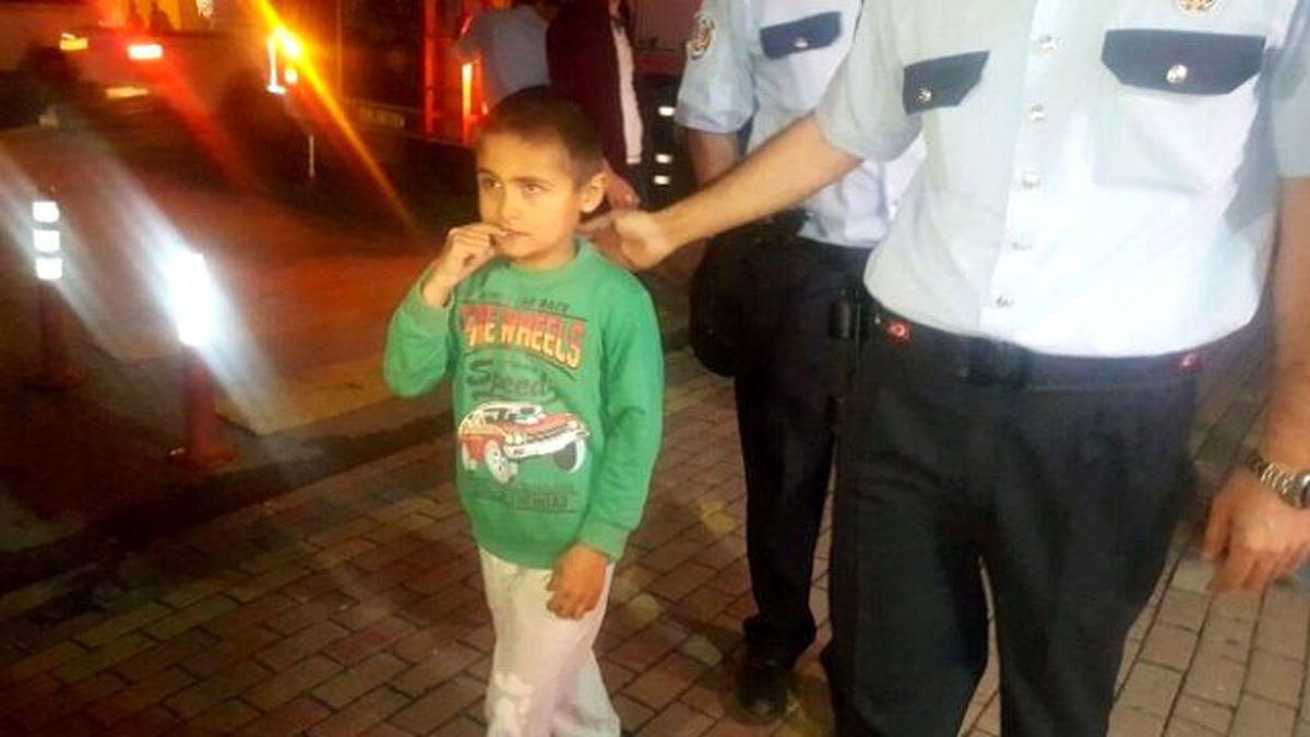 Bilecik\'te Boş Bir Dairede Mahsur Kalan Çocuk Korku Dolu Anlar Yaşadı