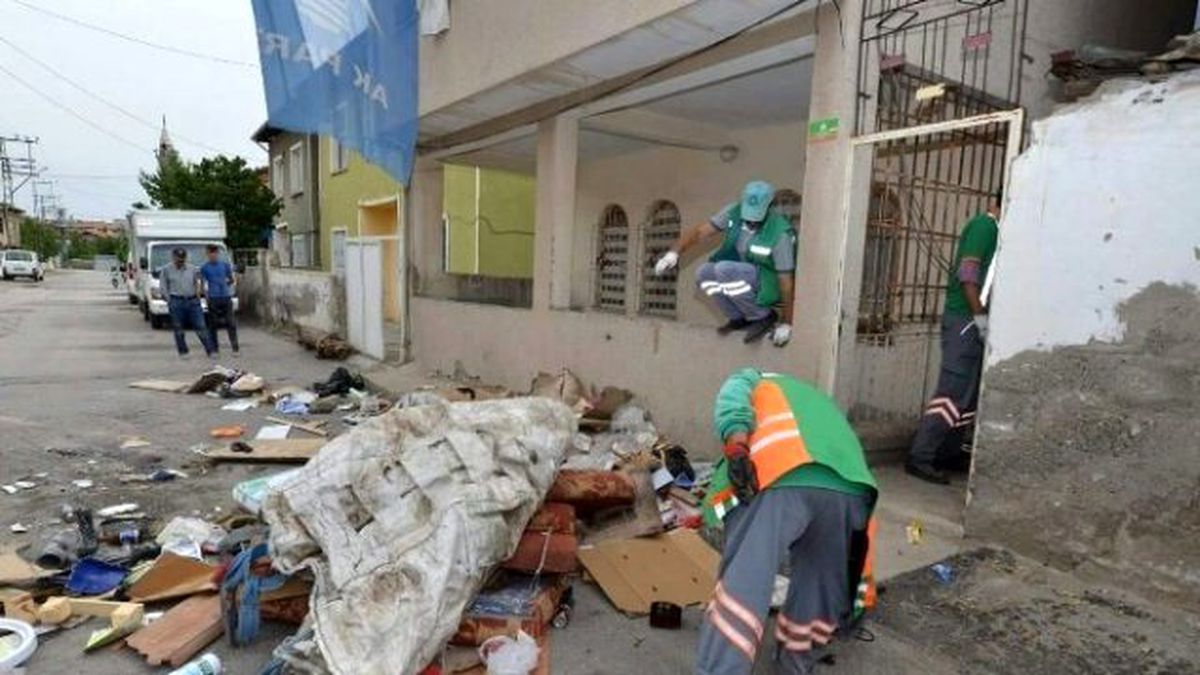 Çöp Ev Belediye Ekiplerince Temizledi