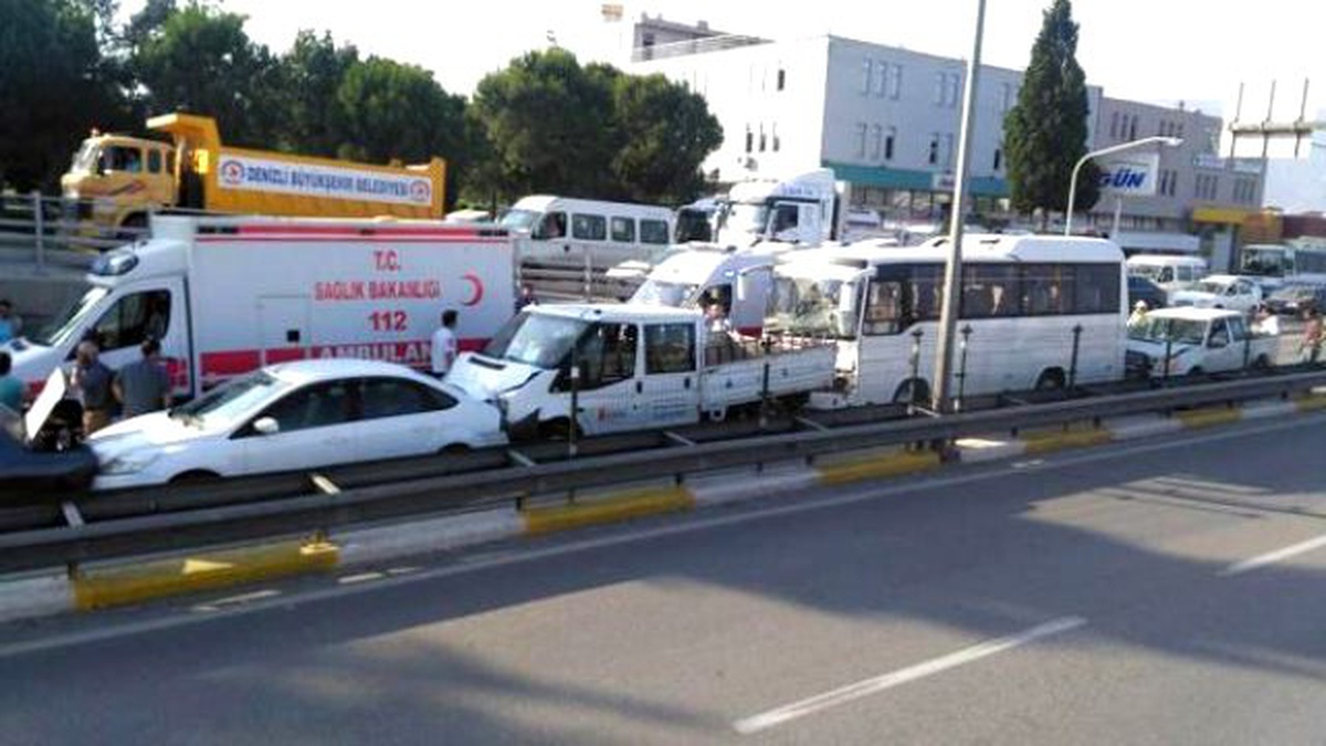 Denizli\'de 8 Araçlı Zincirlime Kaza, 14 Yaralı