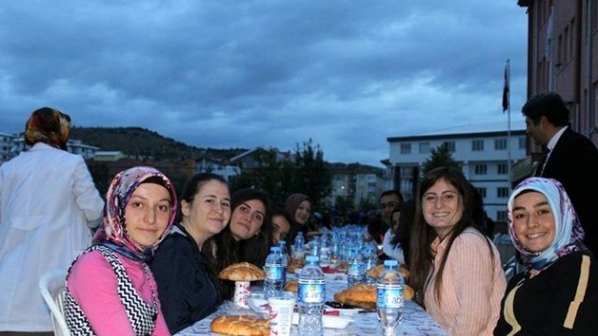 Gazi Anadolu Lisesi Öğrencileri İftarda Buluştu