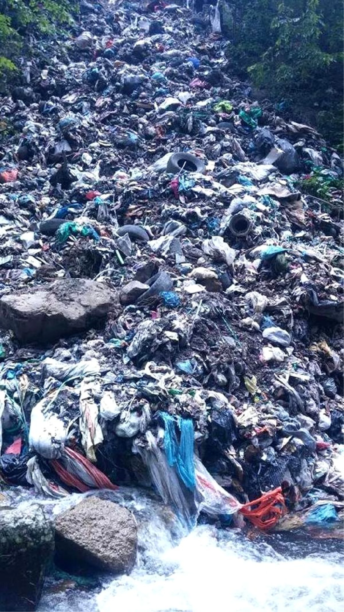 Gölköy\'de Vahşi Depolanan Çöpler Dereyi Kirletiyor