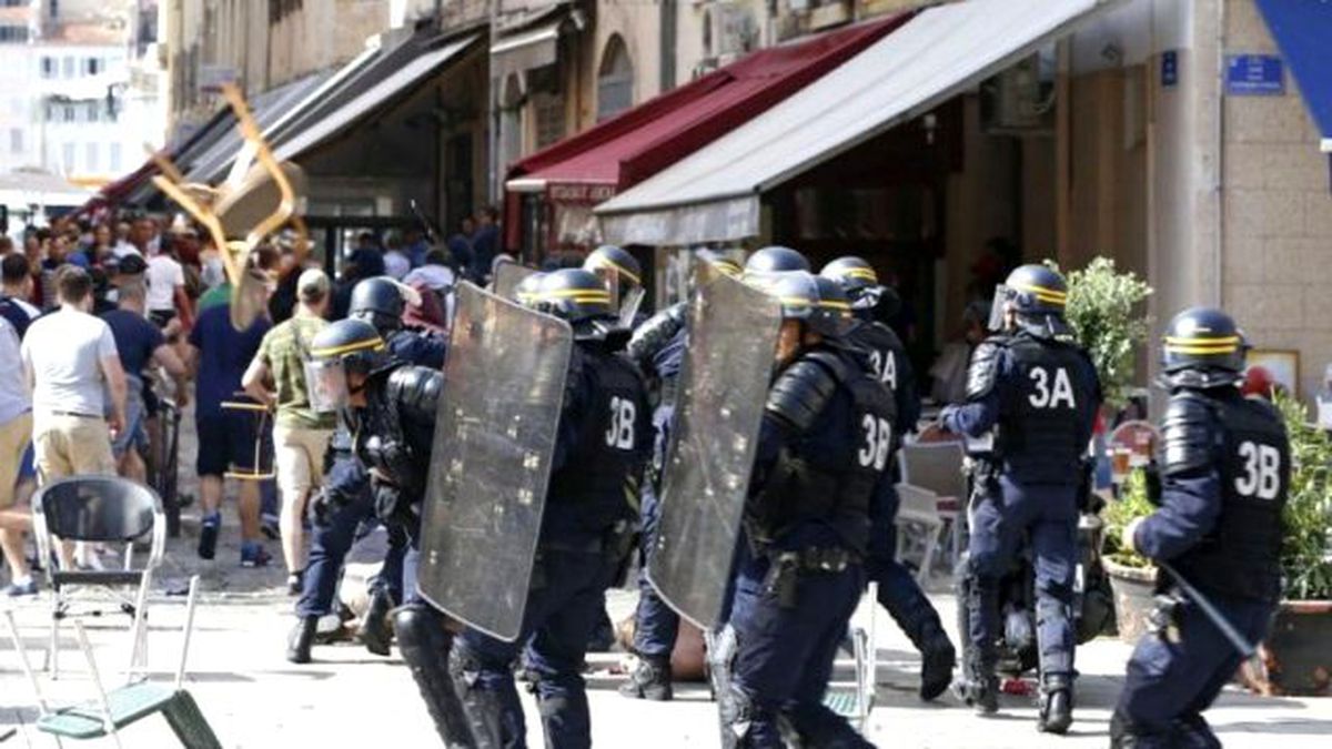İngiliz Taraftarlar Fransız Polisiyle Birbirine Girdi