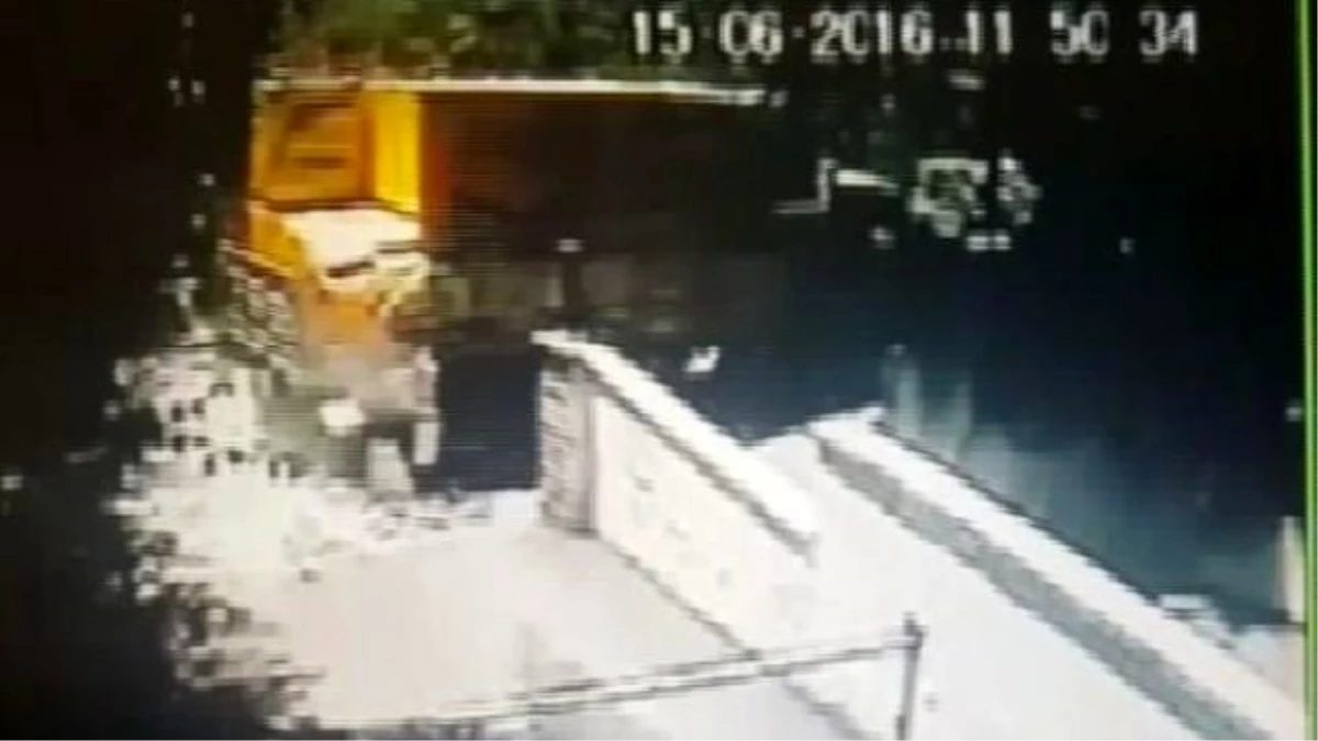 Kadıköy\'deki Kazada Kamyondan Dökülen Gaz Betonlar Güvenlik Kamerasına Yansıdı