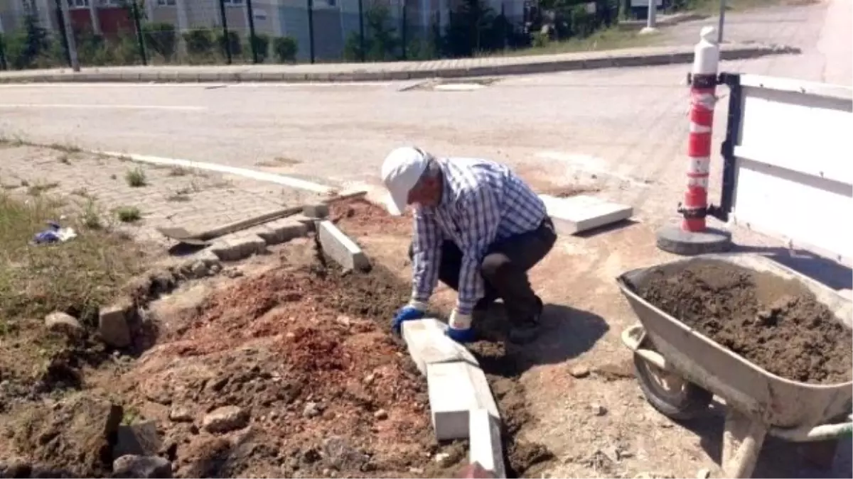 Körfez\'de Yol Yapım Çalışmaları Devam Ediyor