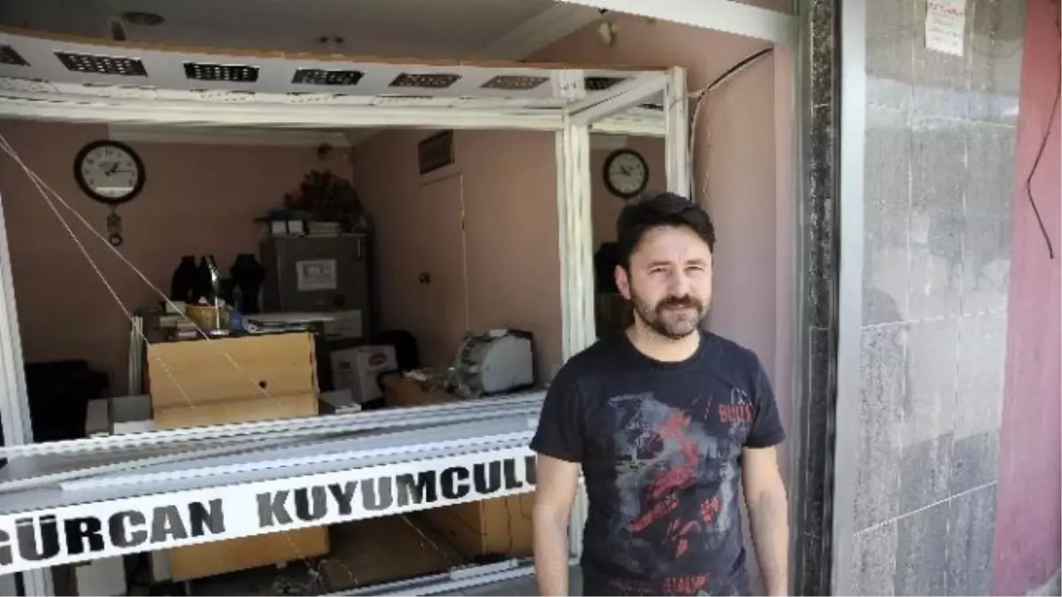 Kuyumcuyu Soydular, Altınları Saça Saça Kaçtılar