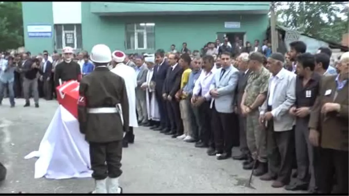 Şehit Köy Korucusu Salih Erdem\'in Cenazesi Toprağa Verildi