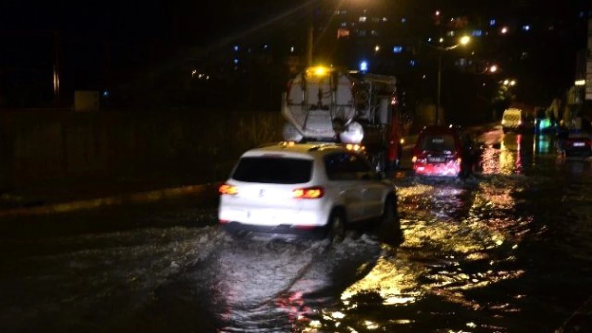 Şiddetli Yağış Hayatı Olumsuz Etkiledi, Araçlar Yollarda Kaldı