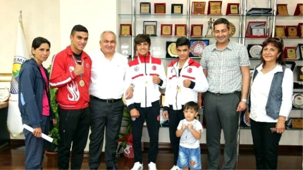 Wushucular Şampiyonluklarını Başkan Tollu\'yla Kutladılar