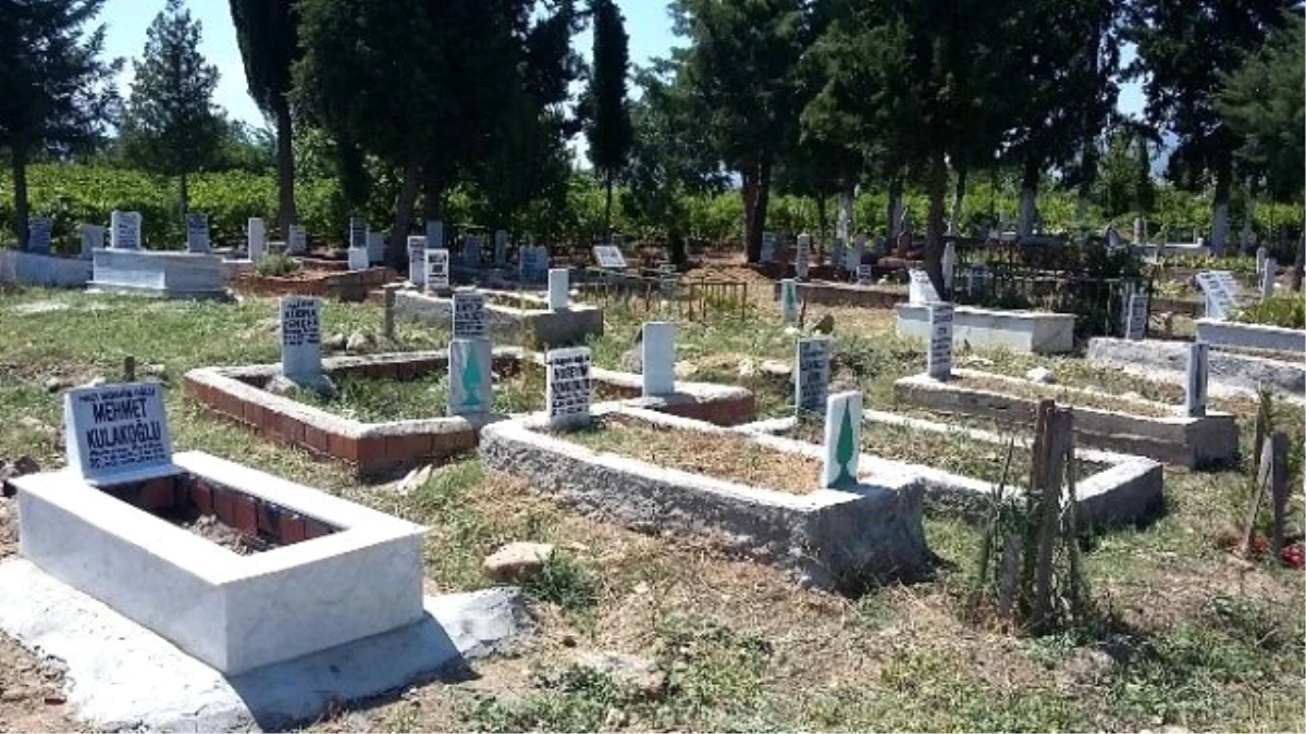 Ahmetli\'deki 39 Mezarlıkta Bakım Çalışmaları Yapılıyor