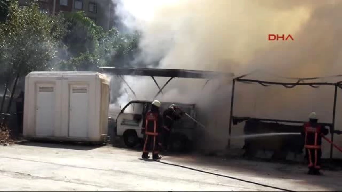 Ataşehir\'de Büfede Çıkan Yangın Çevredeki Araçları da Yaktı