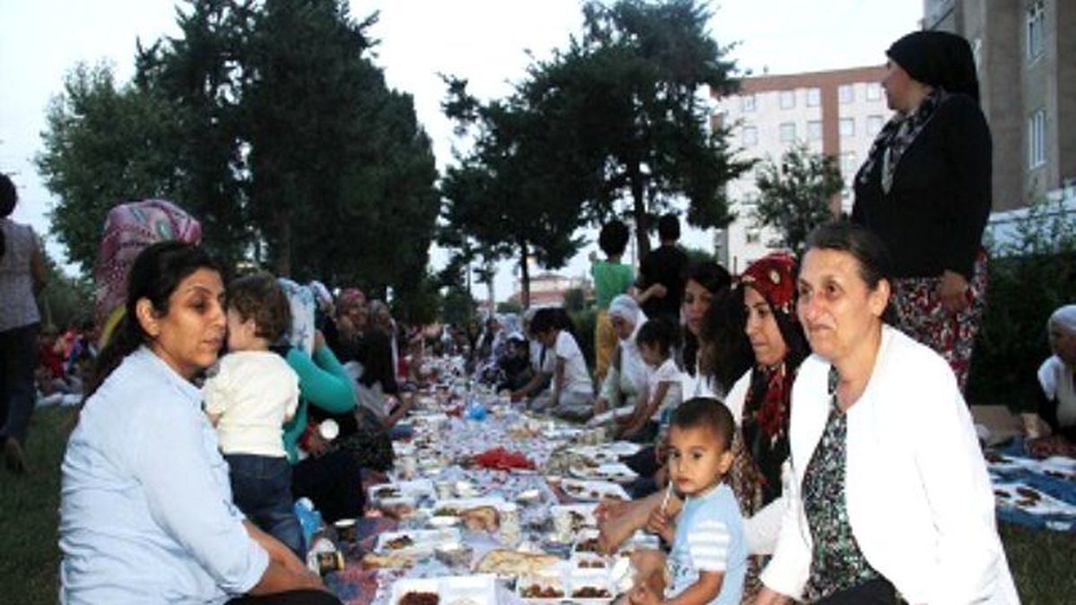 Belediye Yöneticileri İle Mahalleliler Parkta İftarlarını Açtı