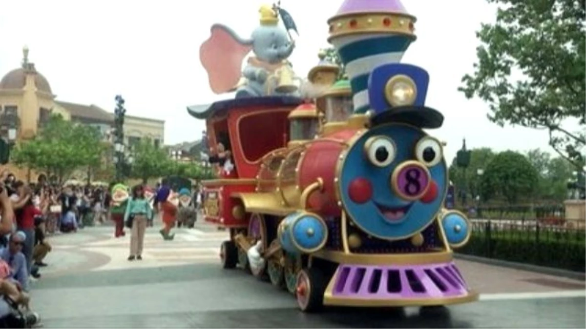 Çin\'de Kurulan İlk Disneyland Kapılarını Ziyaretçilere Açtı.