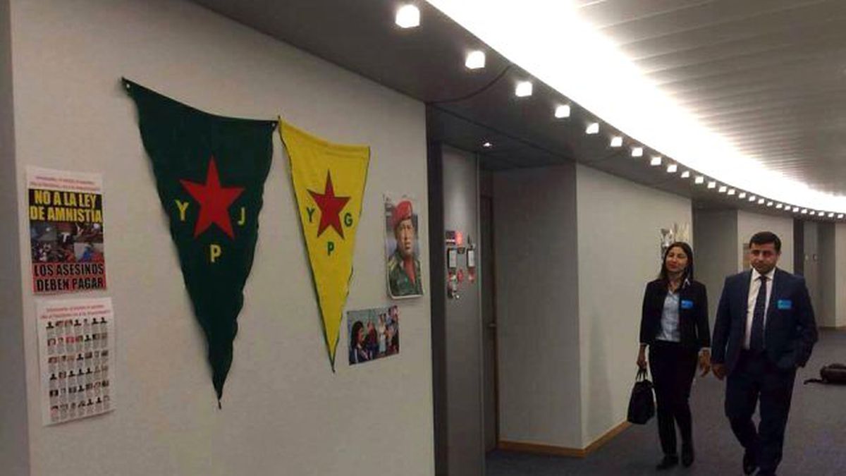 Demirtaş, Avrupa Parlamentosu'nda YPG Bayrakları Altında Poz Verdi