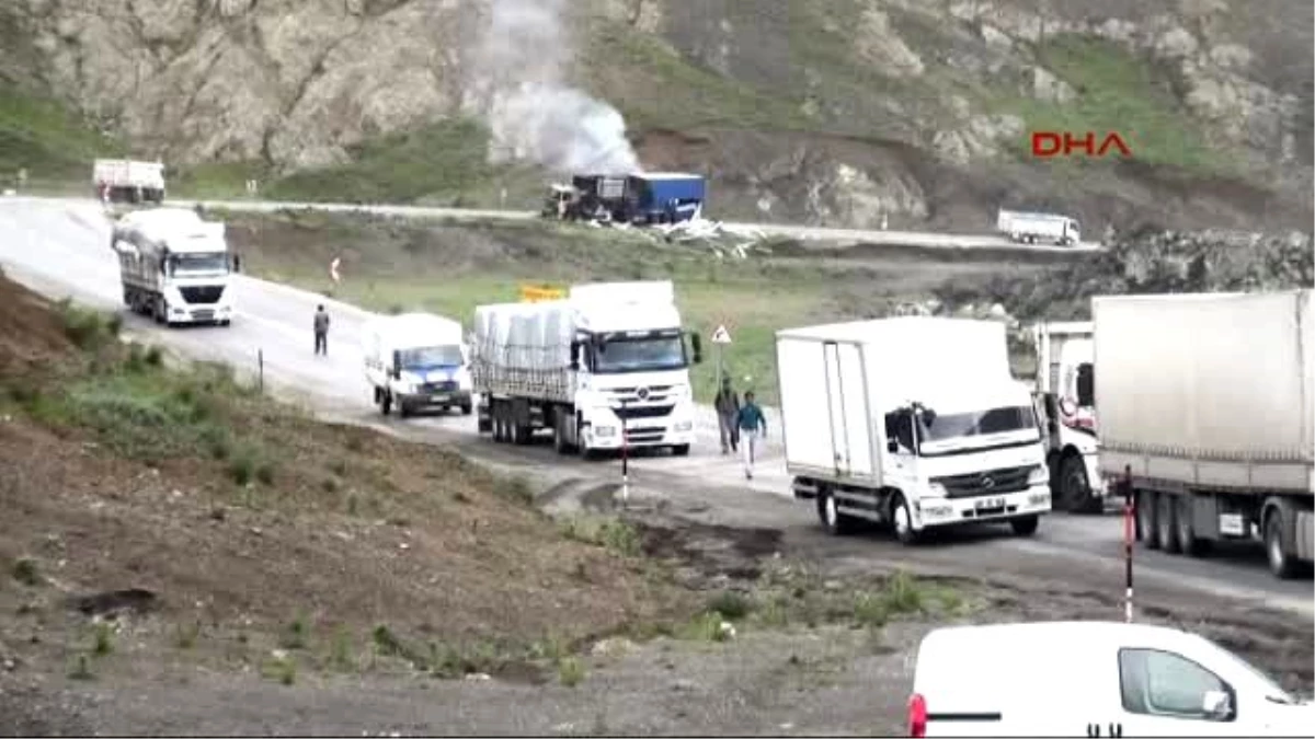 Doğubeyazıt - PKK\'lılar Tendürek Dağı Geçidinde 6 Tır\'ı Yaktı