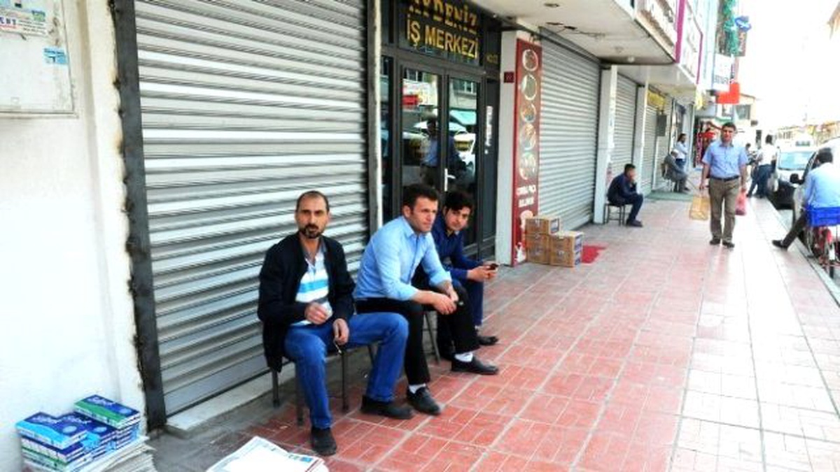 Elektrikler Kesilince Esnaf Kepenk Açamadı