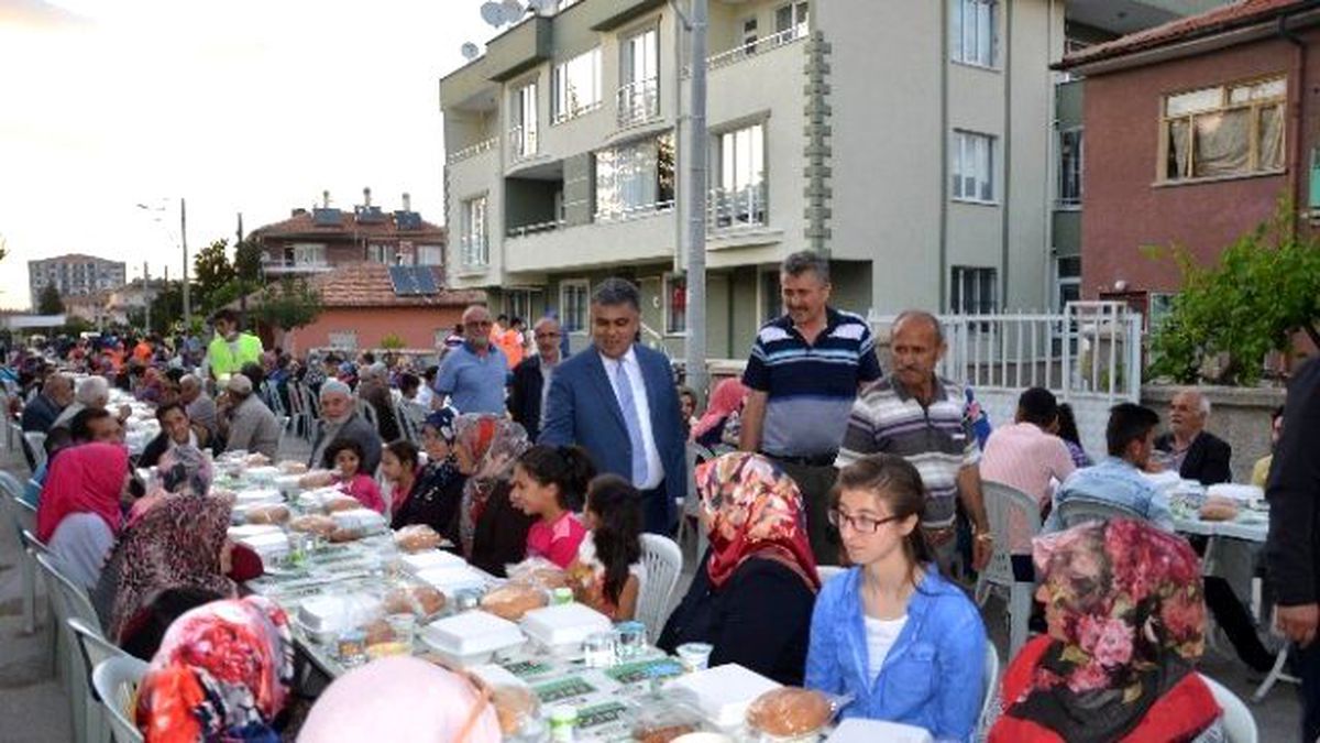 Ereğli\'de Mahallelerde İftar Sofraları Sürüyor