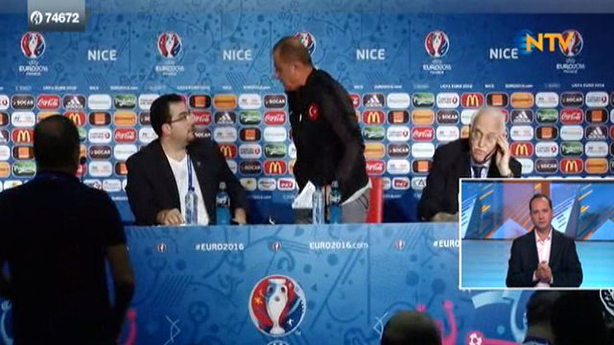 Fatih Terim, Basın Toplantısı Sonunda Yanındaki Tercümanı Azarladı