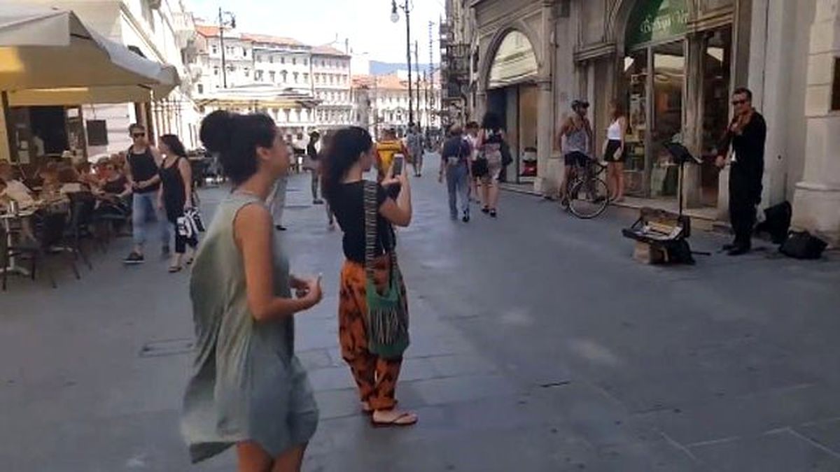 Filistinli Bir Baba Dans Etmek İçin Utanan Kızını Cesaretlendirdi