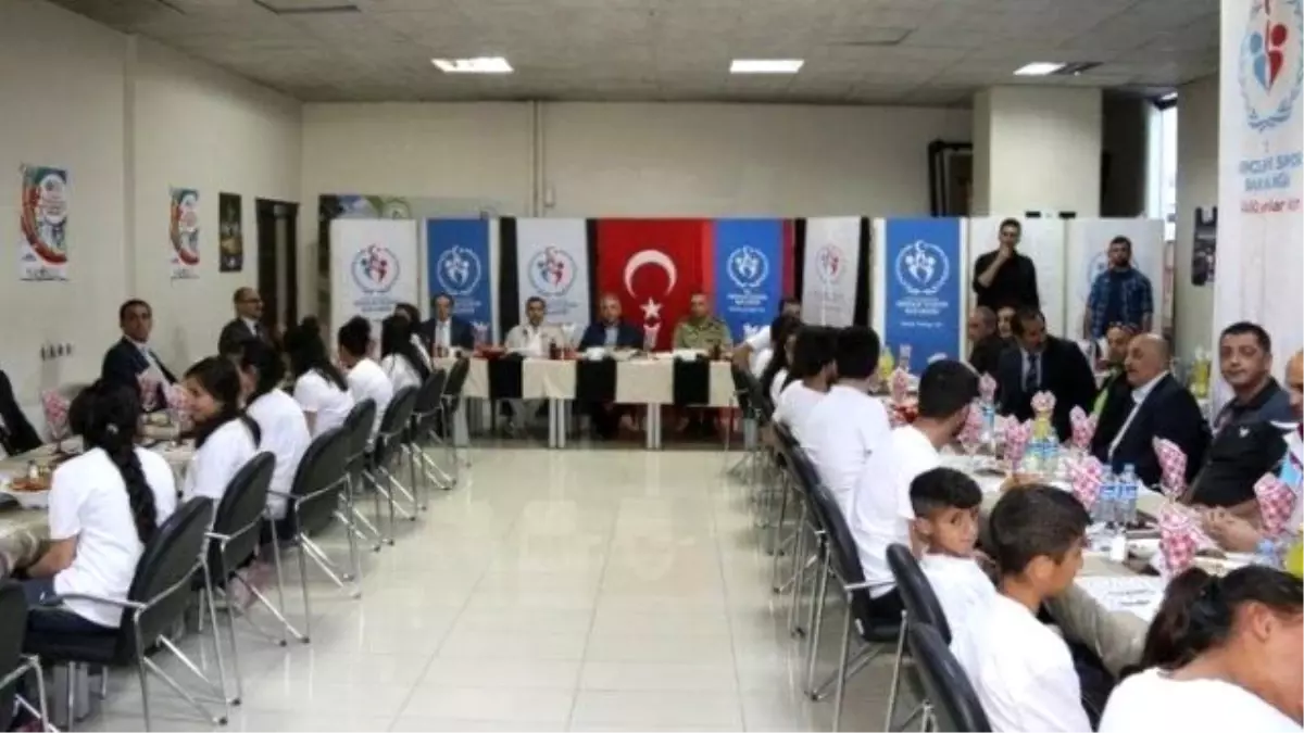 Hakkari\'de Başarılı Sporcular Onuruna Yemek Verildi