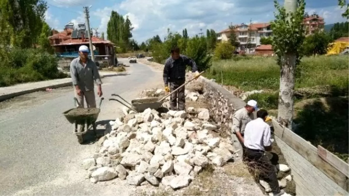 Hisarcık Belediyesi\'nden İstinat Duvarı Yapımı