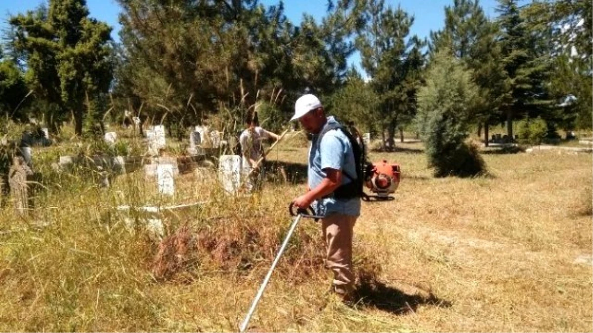 Hisarcık\'ta Mezarlık Temizliği