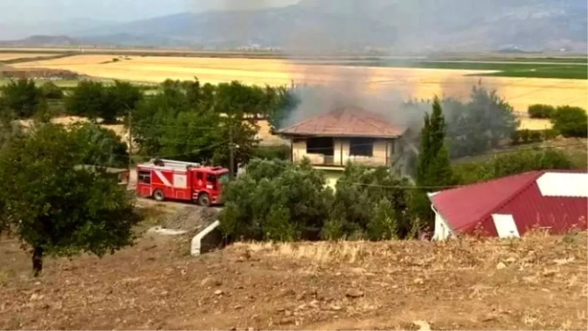 İki Katlı Ev Yangında Kullanılamaz Hale Geldi