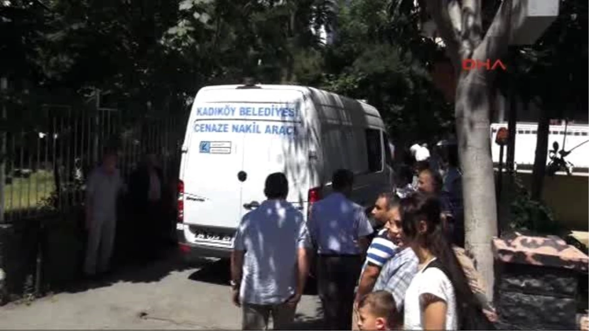Kadıköy\'deki Akıl Almaz Kazada Ölen Kadının Cenazesi Helallik İçin Evinin Önüne Getirildi