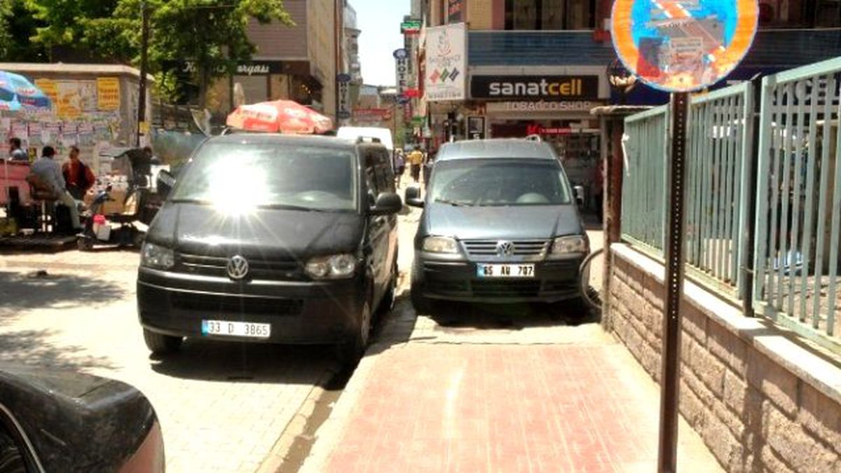Kaldırımlar Otopark Olarak Kullanılıyor