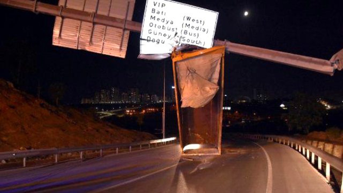 Kamyonun Kasası Asılı Kaldı, Sürücü Olay Yerinden Kupayla Kaçtı