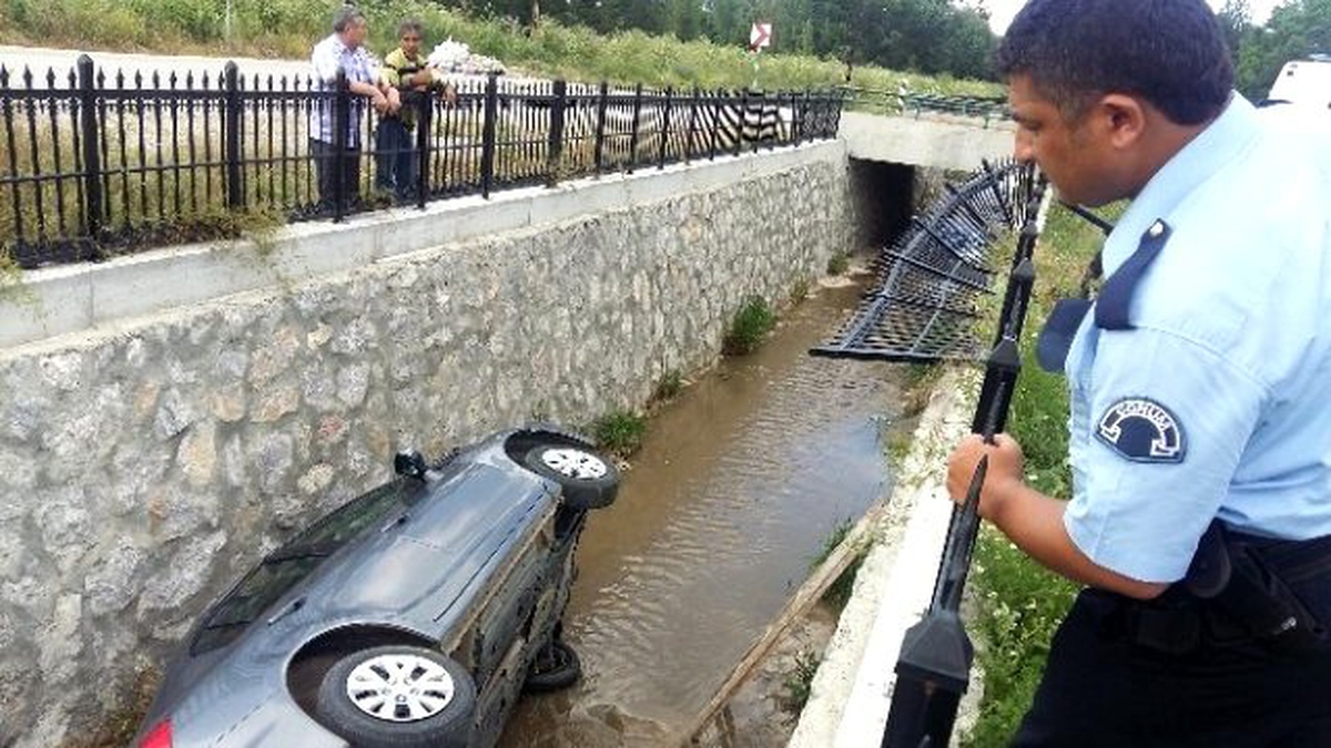 Kontrolden Çıkan Otomobil Dereye Uçtu