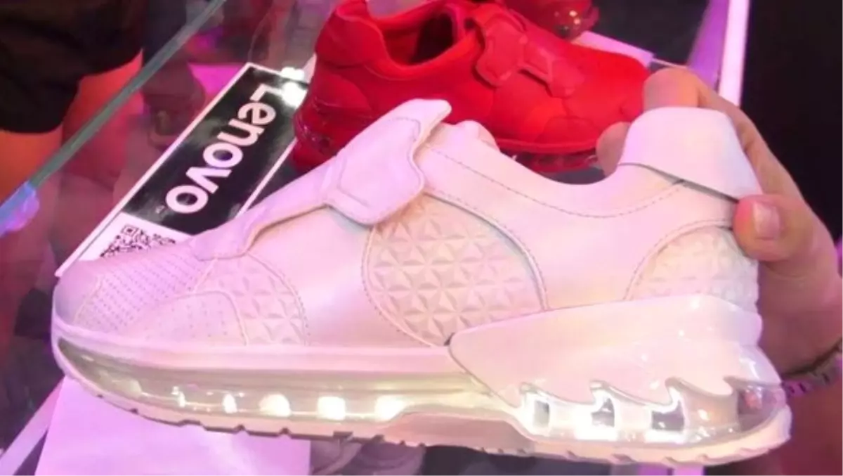 Lenovo Ceo\'su Intel Ceo\'suna Akıllı Ayakkabı Hediye Etti