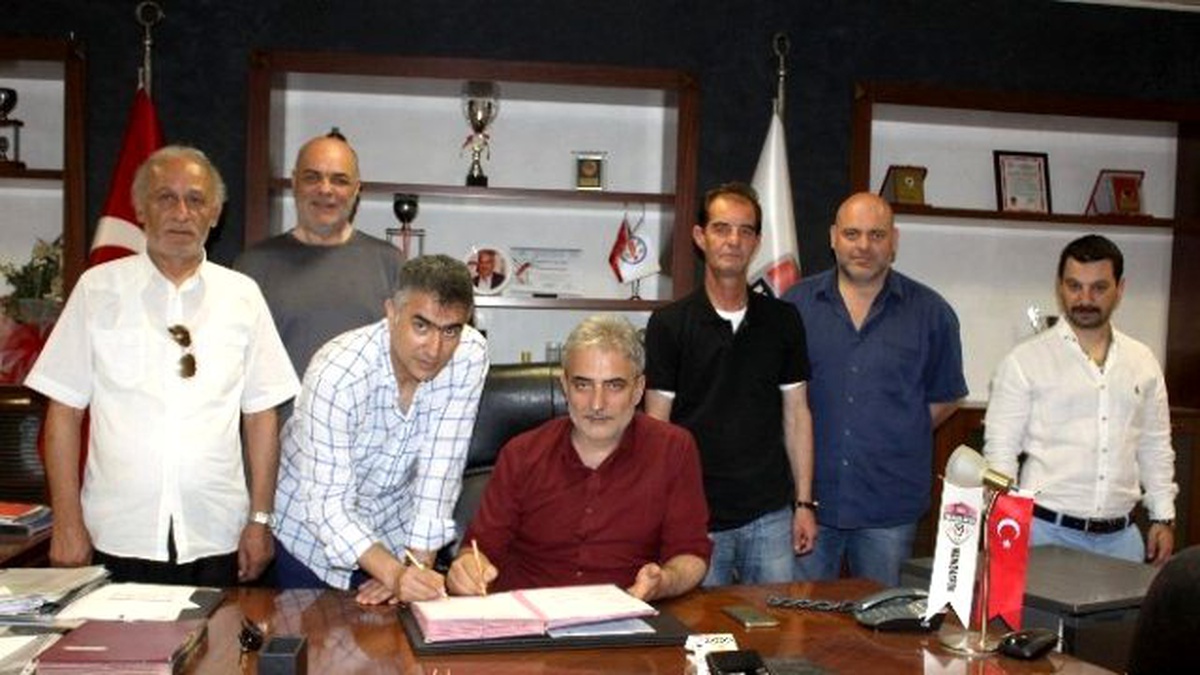 Manisaspor\'da Teknik Direktör Altıparmak İmzayı Attı