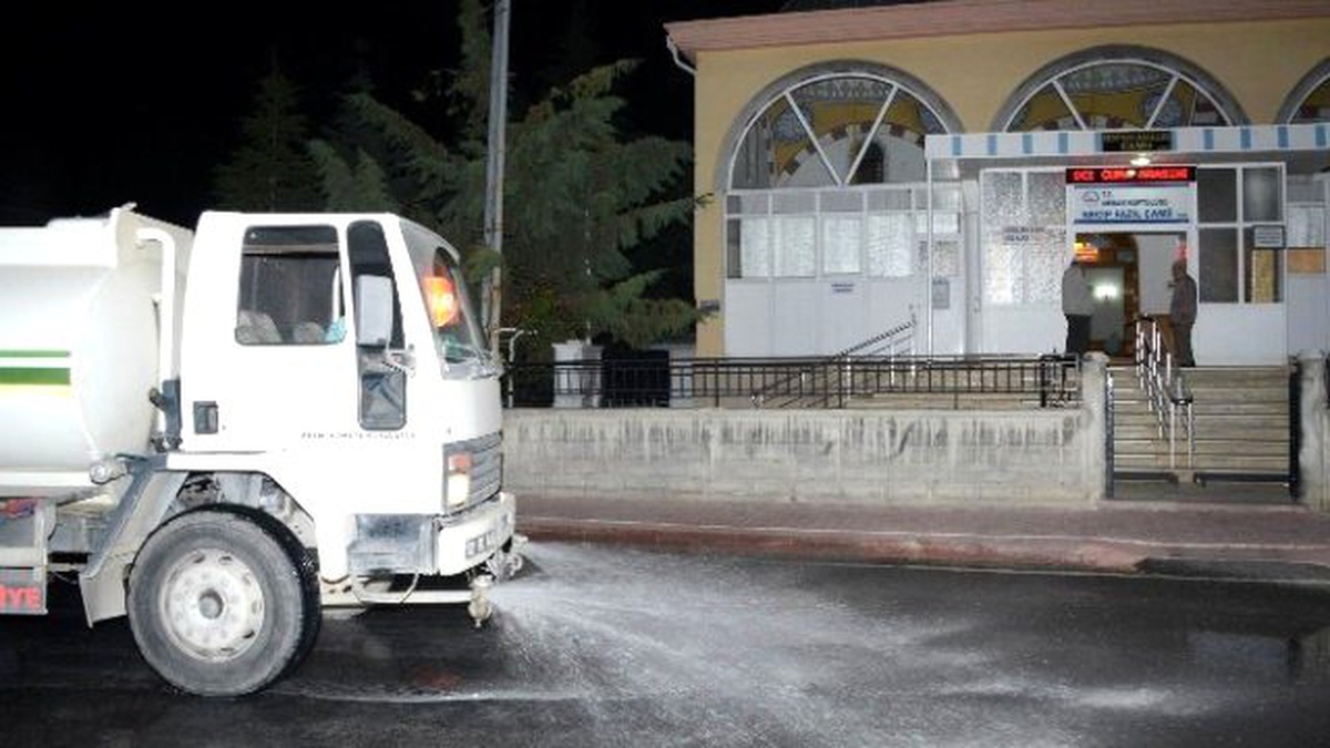Meram\'da Cami Çevreleri Gül Suyuyla Yıkanıyor