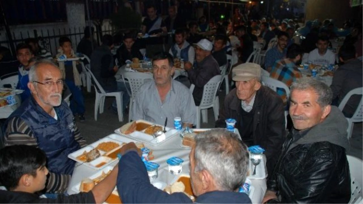 Mimar Sinan Camii\'nde İftar Geleneği Sürüyor