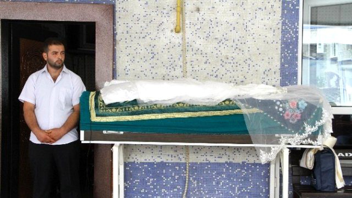 Ölen ve Karnındaki 8.5 Aylık Bebeği Sezaryenle Alınan Anne Toprağa Verildi