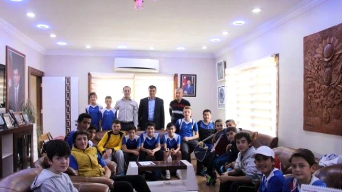 Pazaryeri Futbol Okulu Öğrencilerinden Başkan Yalçın\'a Ziyaret